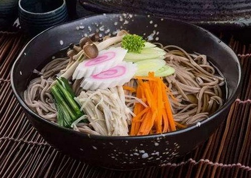 娱乐圈“靠杯”风云浮出水面,多位明星背后暗流涌动